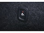 Volvo EC40 Performance Ultra Black Edition 82 kWh - IntelliSafe Assist & Surround - Harman/Kardon audio - Adaptieve LED koplampen - Verwarmde voorstoelen, stuur & achterbank - Parkeersensoren voor & achter - Elektr. bedienb. voorstoelen met geheugen links - Draadloze tel. lader - Warmtepomp - Extra getint glas - Inklapbare trekhaak - 20' LMV