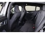 Volvo EC40 Performance Ultra Black Edition 82 kWh - IntelliSafe Assist & Surround - Harman/Kardon audio - Adaptieve LED koplampen - Verwarmde voorstoelen, stuur & achterbank - Parkeersensoren voor & achter - Elektr. bedienb. voorstoelen met geheugen links - Draadloze tel. lader - Warmtepomp - Extra getint glas - Inklapbare trekhaak - 20' LMV
