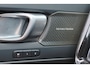 Volvo EC40 Performance Ultra Black Edition 82 kWh - IntelliSafe Assist & Surround - Harman/Kardon audio - Adaptieve LED koplampen - Verwarmde voorstoelen, stuur & achterbank - Parkeersensoren voor & achter - Elektr. bedienb. voorstoelen met geheugen links - Draadloze tel. lader - Warmtepomp - Extra getint glas - Inklapbare trekhaak - 20' LMV