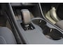 Volvo EC40 Performance Ultra Black Edition 82 kWh - IntelliSafe Assist & Surround - Harman/Kardon audio - Adaptieve LED koplampen - Verwarmde voorstoelen, stuur & achterbank - Parkeersensoren voor & achter - Elektr. bedienb. voorstoelen met geheugen links - Draadloze tel. lader - Warmtepomp - Extra getint glas - Inklapbare trekhaak - 20' LMV