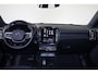 Volvo EC40 Performance Ultra Black Edition 82 kWh - IntelliSafe Assist & Surround - Harman/Kardon audio - Adaptieve LED koplampen - Verwarmde voorstoelen, stuur & achterbank - Parkeersensoren voor & achter - Elektr. bedienb. voorstoelen met geheugen links - Draadloze tel. lader - Warmtepomp - Extra getint glas - Inklapbare trekhaak - 20' LMV