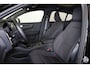 Volvo EC40 Performance Ultra Black Edition 82 kWh - IntelliSafe Assist & Surround - Harman/Kardon audio - Adaptieve LED koplampen - Verwarmde voorstoelen, stuur & achterbank - Parkeersensoren voor & achter - Elektr. bedienb. voorstoelen met geheugen links - Draadloze tel. lader - Warmtepomp - Extra getint glas - Inklapbare trekhaak - 20' LMV