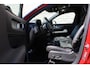 Volvo XC40 T5 AWD R-Design Intro Edition | Verwarmbare voorstoelen en achterbank | Verwarmbaar stuurwiel | Premium Audio by Harman Kardon | Interieur voorverwarmingsinstallatie | DAB ontvanger | Lichtmetalen velgen 20" | Cruise control | Elektrisch glazen panorama-dak | Rijstrooksensor met correctie | Fusion Red Metallic R-Design exterieur | Dak uitgevoerd in Black Stone Solid |