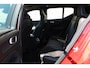 Volvo XC40 T5 AWD R-Design Intro Edition | Verwarmbare voorstoelen en achterbank | Verwarmbaar stuurwiel | Premium Audio by Harman Kardon | Interieur voorverwarmingsinstallatie | DAB ontvanger | Lichtmetalen velgen 20" | Cruise control | Elektrisch glazen panorama-dak | Rijstrooksensor met correctie | Fusion Red Metallic R-Design exterieur | Dak uitgevoerd in Black Stone Solid |