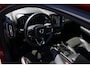 Volvo XC40 T5 AWD R-Design Intro Edition | Verwarmbare voorstoelen en achterbank | Verwarmbaar stuurwiel | Premium Audio by Harman Kardon | Interieur voorverwarmingsinstallatie | DAB ontvanger | Lichtmetalen velgen 20" | Cruise control | Elektrisch glazen panorama-dak | Rijstrooksensor met correctie | Fusion Red Metallic R-Design exterieur | Dak uitgevoerd in Black Stone Solid |