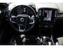 Volvo XC40 T5 AWD R-Design Intro Edition | Verwarmbare voorstoelen en achterbank | Verwarmbaar stuurwiel | Premium Audio by Harman Kardon | Interieur voorverwarmingsinstallatie | DAB ontvanger | Lichtmetalen velgen 20" | Cruise control | Elektrisch glazen panorama-dak | Rijstrooksensor met correctie | Fusion Red Metallic R-Design exterieur | Dak uitgevoerd in Black Stone Solid |