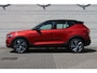 Volvo XC40 T5 AWD R-Design Intro Edition | Verwarmbare voorstoelen en achterbank | Verwarmbaar stuurwiel | Premium Audio by Harman Kardon | Interieur voorverwarmingsinstallatie | DAB ontvanger | Lichtmetalen velgen 20" | Cruise control | Elektrisch glazen panorama-dak | Rijstrooksensor met correctie | Fusion Red Metallic R-Design exterieur | Dak uitgevoerd in Black Stone Solid |