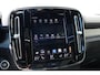 Volvo XC40 T5 AWD R-Design Intro Edition | Verwarmbare voorstoelen en achterbank | Verwarmbaar stuurwiel | Premium Audio by Harman Kardon | Interieur voorverwarmingsinstallatie | DAB ontvanger | Lichtmetalen velgen 20" | Cruise control | Elektrisch glazen panorama-dak | Rijstrooksensor met correctie | Fusion Red Metallic R-Design exterieur | Dak uitgevoerd in Black Stone Solid |