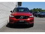 Volvo XC40 T5 AWD R-Design Intro Edition | Verwarmbare voorstoelen en achterbank | Verwarmbaar stuurwiel | Premium Audio by Harman Kardon | Interieur voorverwarmingsinstallatie | DAB ontvanger | Lichtmetalen velgen 20" | Cruise control | Elektrisch glazen panorama-dak | Rijstrooksensor met correctie | Fusion Red Metallic R-Design exterieur | Dak uitgevoerd in Black Stone Solid |