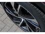 Volvo XC40 T5 AWD R-Design Intro Edition | Verwarmbare voorstoelen en achterbank | Verwarmbaar stuurwiel | Premium Audio by Harman Kardon | Interieur voorverwarmingsinstallatie | DAB ontvanger | Lichtmetalen velgen 20" | Cruise control | Elektrisch glazen panorama-dak | Rijstrooksensor met correctie | Fusion Red Metallic R-Design exterieur | Dak uitgevoerd in Black Stone Solid |
