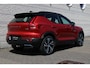 Volvo XC40 T5 AWD R-Design Intro Edition | Verwarmbare voorstoelen en achterbank | Verwarmbaar stuurwiel | Premium Audio by Harman Kardon | Interieur voorverwarmingsinstallatie | DAB ontvanger | Lichtmetalen velgen 20" | Cruise control | Elektrisch glazen panorama-dak | Rijstrooksensor met correctie | Fusion Red Metallic R-Design exterieur | Dak uitgevoerd in Black Stone Solid |