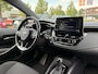 Toyota Corolla Touring Sports 1.8 HYBRID STYLE BI-TONE STOEL/STUURVERW EL-ACHTERKLEP HEAD-UP APPLE/ANDROID CLIMA AD-CRUISE 17" LM-VELGEN
