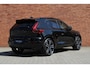 Volvo XC40 B4 Plus Dark | Trekhaak | 21'' Heico Velgen | Panoramisch schuif-/ kanteldak | Elektrische voorstoelen met geheugenfunctie | Harman Kardon | 360 graden camera | Extra getint glas | Stoel-/ stuurwielverwarming | Pilot assist