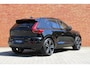 Volvo XC40 B4 Plus Dark | Trekhaak | 21'' Heico Velgen | Panoramisch schuif-/ kanteldak | Elektrische voorstoelen met geheugenfunctie | Harman Kardon | 360 graden camera | Extra getint glas | Stoel-/ stuurwielverwarming | Pilot assist