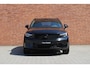 Volvo XC40 B4 Plus Dark | Trekhaak | 21'' Heico Velgen | Panoramisch schuif-/ kanteldak | Elektrische voorstoelen met geheugenfunctie | Harman Kardon | 360 graden camera | Extra getint glas | Stoel-/ stuurwielverwarming | Pilot assist