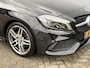 Mercedes-Benz A-klasse 180 Ambition AMG Line | Facelift | Panoramadak | Stoelverwarming | Navigatie | AMG styling | 18” lichtmetalen velgen | Bluetooth | Dynamic Select rijmodi | Cruise Control | Verstelbare lendensteun | Sportstoelen | Volledig onderhouden