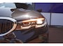 BMW 3-Serie Touring 330e xDrive M-Sport M 50 Jahre Edition 292PK+Volleder+Keyless+Breed-Navi+Flippers+SOH95% = ORIG/NL+DEALER