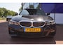 BMW 3-Serie Touring 330e xDrive M-Sport M 50 Jahre Edition 292PK+Volleder+Keyless+Breed-Navi+Flippers+SOH95% = ORIG/NL+DEALER