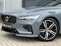 Volvo V60 T6 Plug-in AWD Ultimate Dark|Long|360|B&W|Pano|HuD|Trekhaak