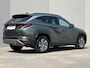 Hyundai Tucson 1.6 T-GDI HEV Comfort 4WD / Fabrieksgarantie tot 05-2028 / Automaat / Uniek 4WD / Dealer onderhouden / Navigatie / Apple Carplay Android / Stuur- & stoelverwarming / Elektrische klep / 17" LM wielen /