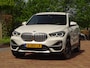BMW X1 sDrive20i ParelWeiss | Full Options | HUD | NavPro | Stoelverw | All wheater | Uniek