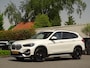 BMW X1 sDrive20i ParelWeiss | Full Options | HUD | NavPro | Stoelverw | All wheater | Uniek