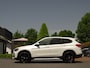 BMW X1 sDrive20i ParelWeiss | Full Options | HUD | NavPro | Stoelverw | All wheater | Uniek