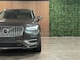 Volvo XC90 T8 AWD Recharge Plus Bright | Luchtvering | 360° Camera | Harman Kardon | 455pk | Adaptieve Cruise Control | Standkachel met Volvo On Call App | Stoelverwarming voor+achter | Stuurwielverwarming | Schuifdak | Google Infotainment | Full LED Meesturende koplampen | Pilot Assist | BLIS Dode Hoek Detectie | Elektrische voorstoelen geheugen | Lederen bekleding | Zitting verlenging voorstoelen | Lederen dashboard | 20 Inch | Keyless Drive | Parkeersensoren voor+achter | Privacy Glass | Elektrisch bedienbare achterklep | 7-Persoons | 4-Zone Climate Control | Geïntegreerde zongordijnen achterportieren | Verlichte instaplijsten | Geintegreerd kinderzitje achterin | Draadloos telefoon opladen | DAB Radio | Apple Carplay/Android Auto | Volvo On Call met mobiele App functie | Platinum Grey Metallic |