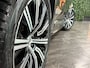 Volvo XC90 T8 AWD Recharge Plus Bright | Luchtvering | 360° Camera | Harman Kardon | 455pk | Adaptieve Cruise Control | Standkachel met Volvo On Call App | Stoelverwarming voor+achter | Stuurwielverwarming | Schuifdak | Google Infotainment | Full LED Meesturende koplampen | Pilot Assist | BLIS Dode Hoek Detectie | Elektrische voorstoelen geheugen | Lederen bekleding | Zitting verlenging voorstoelen | Lederen dashboard | 20 Inch | Keyless Drive | Parkeersensoren voor+achter | Privacy Glass | Elektrisch bedienbare achterklep | 7-Persoons | 4-Zone Climate Control | Geïntegreerde zongordijnen achterportieren | Verlichte instaplijsten | Geintegreerd kinderzitje achterin | Draadloos telefoon opladen | DAB Radio | Apple Carplay/Android Auto | Volvo On Call met mobiele App functie | Platinum Grey Metallic |