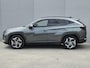 Hyundai Tucson 1.6 T-GDI PHEV Premium Sky 4WD / Fabrieksgarantie tot 05-2027 / Dealer onderhouden / Trekhaak afneembaar / Trekgewicht 1350 kg / Glazen schuif- en kanteldak / Elektrische achterklep / Stuur- Stoel & Achterbank verwarming / Achteruitrijcamera /