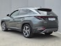 Hyundai Tucson 1.6 T-GDI PHEV Premium Sky 4WD / Fabrieksgarantie tot 05-2027 / Dealer onderhouden / Trekhaak afneembaar / Trekgewicht 1350 kg / Glazen schuif- en kanteldak / Elektrische achterklep / Stuur- Stoel & Achterbank verwarming / Achteruitrijcamera /