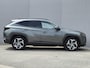 Hyundai Tucson 1.6 T-GDI PHEV Premium Sky 4WD / Fabrieksgarantie tot 05-2027 / Dealer onderhouden / Trekhaak afneembaar / Trekgewicht 1350 kg / Glazen schuif- en kanteldak / Elektrische achterklep / Stuur- Stoel & Achterbank verwarming / Achteruitrijcamera /