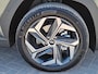 Hyundai Tucson 1.6 T-GDI PHEV Premium Sky 4WD / Fabrieksgarantie tot 05-2027 / Dealer onderhouden / Trekhaak afneembaar / Trekgewicht 1350 kg / Glazen schuif- en kanteldak / Elektrische achterklep / Stuur- Stoel & Achterbank verwarming / Achteruitrijcamera /