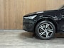 Volvo XC60 T6 AWD Recharge R-Design | Bowers & Wilkins | Stoelventilatie | 360° Camera | Head-Up Display | Adaptieve Cruise Control | Stoelverwarming voor+achter | Stuurwielverwarming | Schuifdak | Pilot Assist | BLIS Dode Hoek Detectie | Elektrische voorstoelen geheugen | Nappa Lederen bekleding | Zitting verlenging voorstoelen | Lederen dashboard | Gelamineerde/geluidwerende zijruiten | 19 Inch | Keyless Drive | Privacy Glass | Elektrisch bedienbare achterklep | DAB Radio | Apple Carplay/Android Auto | Volvo On Call met mobiele App functie | Onyx Black Metallic |
