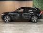 Volvo XC60 T6 AWD Recharge R-Design | Bowers & Wilkins | Stoelventilatie | 360° Camera | Head-Up Display | Adaptieve Cruise Control | Stoelverwarming voor+achter | Stuurwielverwarming | Schuifdak | Pilot Assist | BLIS Dode Hoek Detectie | Elektrische voorstoelen geheugen | Nappa Lederen bekleding | Zitting verlenging voorstoelen | Lederen dashboard | Gelamineerde/geluidwerende zijruiten | 19 Inch | Keyless Drive | Privacy Glass | Elektrisch bedienbare achterklep | DAB Radio | Apple Carplay/Android Auto | Volvo On Call met mobiele App functie | Onyx Black Metallic |