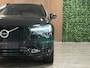 Volvo XC60 T6 AWD Recharge R-Design | Bowers & Wilkins | Stoelventilatie | 360° Camera | Head-Up Display | Adaptieve Cruise Control | Stoelverwarming voor+achter | Stuurwielverwarming | Schuifdak | Pilot Assist | BLIS Dode Hoek Detectie | Elektrische voorstoelen geheugen | Nappa Lederen bekleding | Zitting verlenging voorstoelen | Lederen dashboard | Gelamineerde/geluidwerende zijruiten | 19 Inch | Keyless Drive | Privacy Glass | Elektrisch bedienbare achterklep | DAB Radio | Apple Carplay/Android Auto | Volvo On Call met mobiele App functie | Onyx Black Metallic |