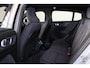 Volvo C40 Extended Range Ultimate 82 kWh - Panoramadak - IntelliSafe Assist & Surround - 360º Camera - Harman/Kardon audio - Verwarmde voorstoelen, stuur & achterbank - Parkeersensoren voor & achter - Elektr. bedienb. voorstoelen met geheugen links - Draadloze tel. lader - Warmtepomp - Inklapbare trekhaak - 19' LMV