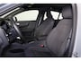 Volvo C40 Extended Range Ultimate 82 kWh - Panoramadak - IntelliSafe Assist & Surround - 360º Camera - Harman/Kardon audio - Verwarmde voorstoelen, stuur & achterbank - Parkeersensoren voor & achter - Elektr. bedienb. voorstoelen met geheugen links - Draadloze tel. lader - Warmtepomp - Inklapbare trekhaak - 19' LMV