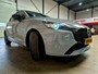 Mazda 2 1.5 SkyActiv-G 90 Homura +LED|Dodehoek|Lane|Camera|Stoel/stuurverw.|Navi|Apple|Android|DAB|PDC|16"LMV