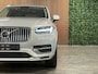 Volvo XC90 T8 AWD Recharge Ultra Bright | Trekhaak | 360 Camera | Head-Up Display | Harman Kardon | 455pk | Adaptieve Cruise Control | Stoelverwarming voor+achter | Stuurwielverwarming | Schuifdak | Full LED Meesturende koplampen | Pilot Assist | BLIS Dode Hoek Detectie | Alcantara hemelbekleding | Lederen zonnekleppen en handgrepen | Elektrische voorstoelen geheugen | Lederen bekleding | Zitting verlenging voorstoelen | Lederen dashboard | 20 Inch | Google Infotainment | Keyless Drive | Privacy Glass | Elektrisch bedienbare achterklep | Geïntegreerd kinderzitje achterin | Geïntegreerde zongordijnen achterportieren | Verlichte instaplijsten | 7-Persoons | 4-Zone Climate Control | DAB Radio | Apple Carplay/Android Auto | Silver Dawn Metallic |