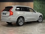 Volvo XC90 T8 AWD Recharge Ultra Bright | Trekhaak | 360 Camera | Head-Up Display | Harman Kardon | 455pk | Adaptieve Cruise Control | Stoelverwarming voor+achter | Stuurwielverwarming | Schuifdak | Full LED Meesturende koplampen | Pilot Assist | BLIS Dode Hoek Detectie | Alcantara hemelbekleding | Lederen zonnekleppen en handgrepen | Elektrische voorstoelen geheugen | Lederen bekleding | Zitting verlenging voorstoelen | Lederen dashboard | 20 Inch | Google Infotainment | Keyless Drive | Privacy Glass | Elektrisch bedienbare achterklep | Geïntegreerd kinderzitje achterin | Geïntegreerde zongordijnen achterportieren | Verlichte instaplijsten | 7-Persoons | 4-Zone Climate Control | DAB Radio | Apple Carplay/Android Auto | Silver Dawn Metallic |
