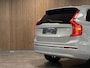 Volvo XC90 T8 AWD Recharge Ultra Bright | Trekhaak | 360 Camera | Head-Up Display | Harman Kardon | 455pk | Adaptieve Cruise Control | Stoelverwarming voor+achter | Stuurwielverwarming | Schuifdak | Full LED Meesturende koplampen | Pilot Assist | BLIS Dode Hoek Detectie | Alcantara hemelbekleding | Lederen zonnekleppen en handgrepen | Elektrische voorstoelen geheugen | Lederen bekleding | Zitting verlenging voorstoelen | Lederen dashboard | 20 Inch | Google Infotainment | Keyless Drive | Privacy Glass | Elektrisch bedienbare achterklep | Geïntegreerd kinderzitje achterin | Geïntegreerde zongordijnen achterportieren | Verlichte instaplijsten | 7-Persoons | 4-Zone Climate Control | DAB Radio | Apple Carplay/Android Auto | Silver Dawn Metallic |