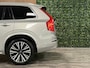 Volvo XC90 T8 AWD Recharge Ultra Bright | Trekhaak | 360 Camera | Head-Up Display | Harman Kardon | 455pk | Adaptieve Cruise Control | Stoelverwarming voor+achter | Stuurwielverwarming | Schuifdak | Full LED Meesturende koplampen | Pilot Assist | BLIS Dode Hoek Detectie | Alcantara hemelbekleding | Lederen zonnekleppen en handgrepen | Elektrische voorstoelen geheugen | Lederen bekleding | Zitting verlenging voorstoelen | Lederen dashboard | 20 Inch | Google Infotainment | Keyless Drive | Privacy Glass | Elektrisch bedienbare achterklep | Geïntegreerd kinderzitje achterin | Geïntegreerde zongordijnen achterportieren | Verlichte instaplijsten | 7-Persoons | 4-Zone Climate Control | DAB Radio | Apple Carplay/Android Auto | Silver Dawn Metallic |