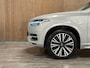 Volvo XC90 T8 AWD Recharge Ultra Bright | Trekhaak | 360 Camera | Head-Up Display | Harman Kardon | 455pk | Adaptieve Cruise Control | Stoelverwarming voor+achter | Stuurwielverwarming | Schuifdak | Full LED Meesturende koplampen | Pilot Assist | BLIS Dode Hoek Detectie | Alcantara hemelbekleding | Lederen zonnekleppen en handgrepen | Elektrische voorstoelen geheugen | Lederen bekleding | Zitting verlenging voorstoelen | Lederen dashboard | 20 Inch | Google Infotainment | Keyless Drive | Privacy Glass | Elektrisch bedienbare achterklep | Geïntegreerd kinderzitje achterin | Geïntegreerde zongordijnen achterportieren | Verlichte instaplijsten | 7-Persoons | 4-Zone Climate Control | DAB Radio | Apple Carplay/Android Auto | Silver Dawn Metallic |