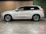 Volvo XC90 T8 AWD Recharge Ultra Bright | Trekhaak | 360 Camera | Head-Up Display | Harman Kardon | 455pk | Adaptieve Cruise Control | Stoelverwarming voor+achter | Stuurwielverwarming | Schuifdak | Full LED Meesturende koplampen | Pilot Assist | BLIS Dode Hoek Detectie | Alcantara hemelbekleding | Lederen zonnekleppen en handgrepen | Elektrische voorstoelen geheugen | Lederen bekleding | Zitting verlenging voorstoelen | Lederen dashboard | 20 Inch | Google Infotainment | Keyless Drive | Privacy Glass | Elektrisch bedienbare achterklep | Geïntegreerd kinderzitje achterin | Geïntegreerde zongordijnen achterportieren | Verlichte instaplijsten | 7-Persoons | 4-Zone Climate Control | DAB Radio | Apple Carplay/Android Auto | Silver Dawn Metallic |