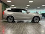 Volvo XC90 T8 AWD Recharge Ultra Bright | Trekhaak | 360 Camera | Head-Up Display | Harman Kardon | 455pk | Adaptieve Cruise Control | Stoelverwarming voor+achter | Stuurwielverwarming | Schuifdak | Full LED Meesturende koplampen | Pilot Assist | BLIS Dode Hoek Detectie | Alcantara hemelbekleding | Lederen zonnekleppen en handgrepen | Elektrische voorstoelen geheugen | Lederen bekleding | Zitting verlenging voorstoelen | Lederen dashboard | 20 Inch | Google Infotainment | Keyless Drive | Privacy Glass | Elektrisch bedienbare achterklep | Geïntegreerd kinderzitje achterin | Geïntegreerde zongordijnen achterportieren | Verlichte instaplijsten | 7-Persoons | 4-Zone Climate Control | DAB Radio | Apple Carplay/Android Auto | Silver Dawn Metallic |
