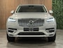 Volvo XC90 T8 AWD Recharge Ultra Bright | Trekhaak | 360 Camera | Head-Up Display | Harman Kardon | 455pk | Adaptieve Cruise Control | Stoelverwarming voor+achter | Stuurwielverwarming | Schuifdak | Full LED Meesturende koplampen | Pilot Assist | BLIS Dode Hoek Detectie | Alcantara hemelbekleding | Lederen zonnekleppen en handgrepen | Elektrische voorstoelen geheugen | Lederen bekleding | Zitting verlenging voorstoelen | Lederen dashboard | 20 Inch | Google Infotainment | Keyless Drive | Privacy Glass | Elektrisch bedienbare achterklep | Geïntegreerd kinderzitje achterin | Geïntegreerde zongordijnen achterportieren | Verlichte instaplijsten | 7-Persoons | 4-Zone Climate Control | DAB Radio | Apple Carplay/Android Auto | Silver Dawn Metallic |