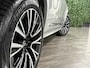 Volvo XC90 T8 AWD Recharge Ultra Bright | Trekhaak | 360 Camera | Head-Up Display | Harman Kardon | 455pk | Adaptieve Cruise Control | Stoelverwarming voor+achter | Stuurwielverwarming | Schuifdak | Full LED Meesturende koplampen | Pilot Assist | BLIS Dode Hoek Detectie | Alcantara hemelbekleding | Lederen zonnekleppen en handgrepen | Elektrische voorstoelen geheugen | Lederen bekleding | Zitting verlenging voorstoelen | Lederen dashboard | 20 Inch | Google Infotainment | Keyless Drive | Privacy Glass | Elektrisch bedienbare achterklep | Geïntegreerd kinderzitje achterin | Geïntegreerde zongordijnen achterportieren | Verlichte instaplijsten | 7-Persoons | 4-Zone Climate Control | DAB Radio | Apple Carplay/Android Auto | Silver Dawn Metallic |