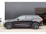 Volvo XC60 T6 Plug-in hybrid AWD Ultra Black Edition Long Range | Luchtvering | Trekhaak | HUD | Panoramisch schuif/kanteldak | Stoel en stuurwielverwarming | 21 inch | Harman Kardon | Adaptieve cruise control |