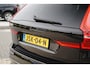 Volvo XC60 T6 Plug-in hybrid AWD Ultra Black Edition Long Range | Luchtvering | Trekhaak | HUD | Panoramisch schuif/kanteldak | Stoel en stuurwielverwarming | 21 inch | Harman Kardon | Adaptieve cruise control |